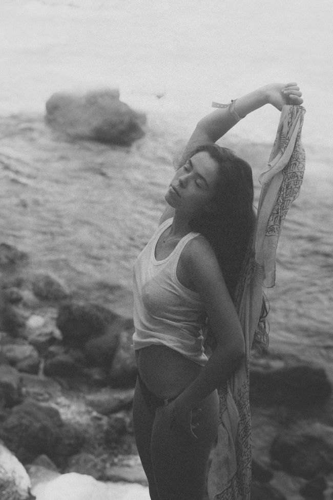 Retrato en blanco y negro en la costa