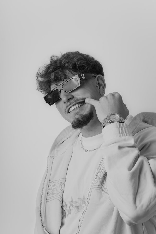 Retrato en blanco y negro con gafas