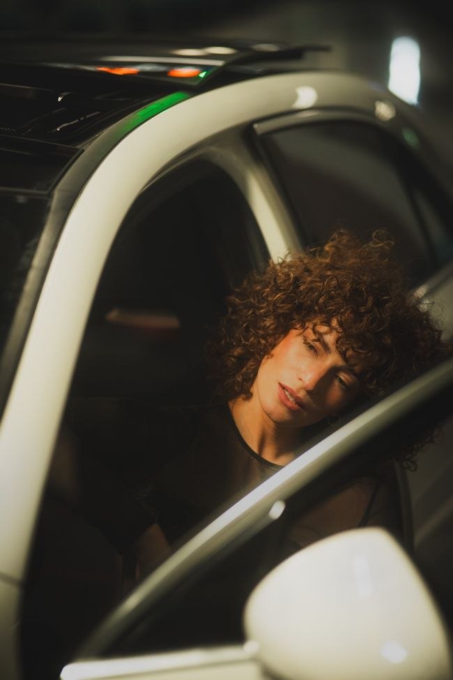 Editorial en coche (rizos)