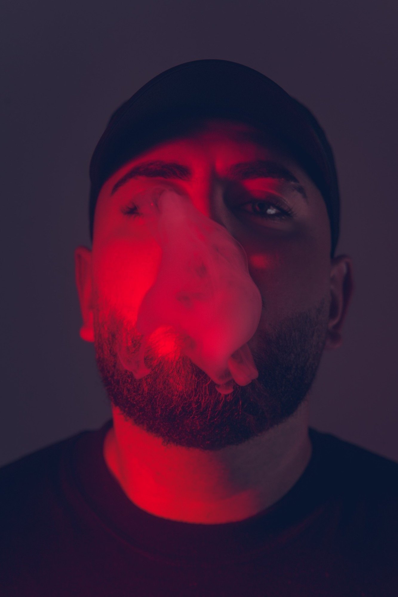 Retrato creativo con luz roja